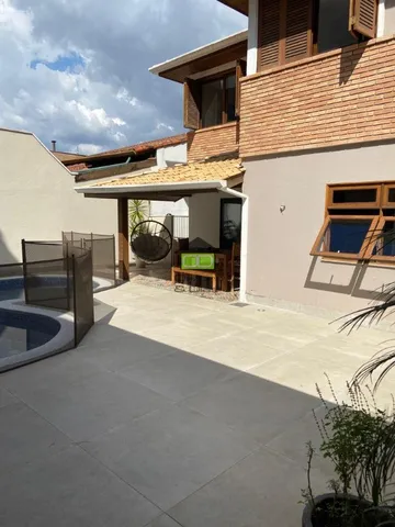 Casa em um dos melhores e mais completos condomínios da região da Granja Viana. Moderna. R