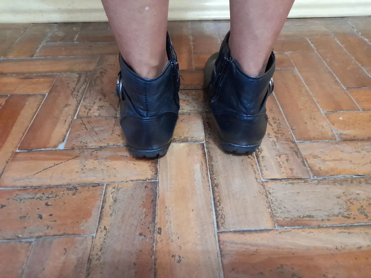 Vendo bota de couro, preta, tamanho 38 - Foto 2