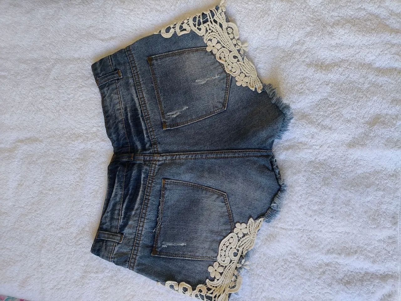 Short Jeans Destroyed com Renda - Estiloso e Confortável - Foto 2