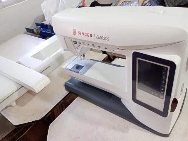 Máquina de bordar Singer EM9305. Nova.