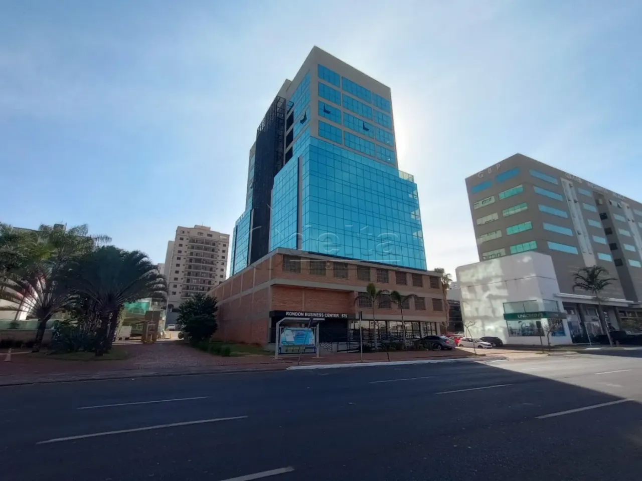Sala comercial disponível para locação no bairro Tabajaras em Uberlândia-MG.