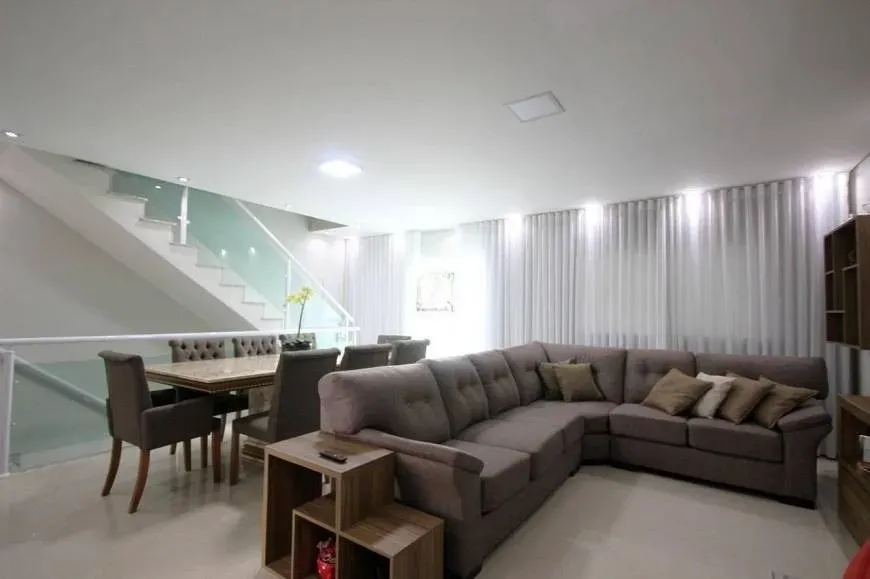 Sobrado à venda na Vila Assunção, em Santo André, com 222m² de área construída,