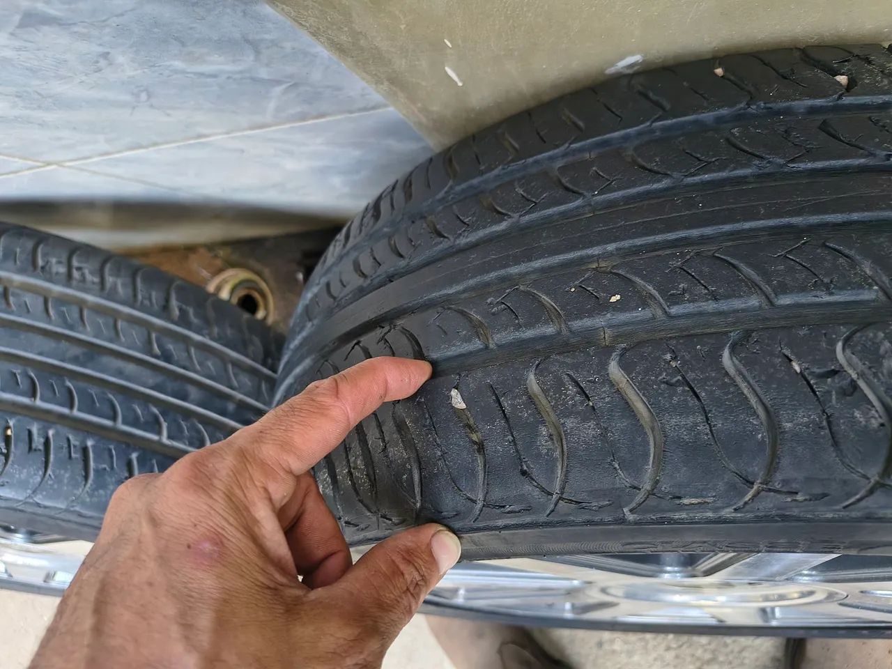 Vendo rodas 15 com peneu, 4 furos 4/100 - Foto 5