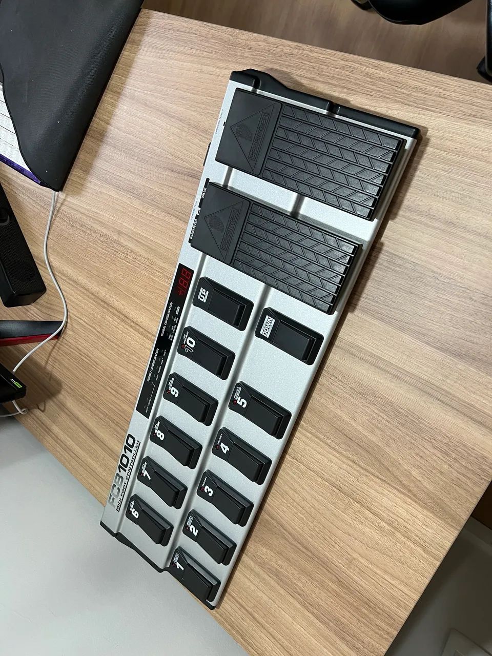 Controladora Behringer FCB1010 Midifoot Controller Pedaleira 127V - Foto 4