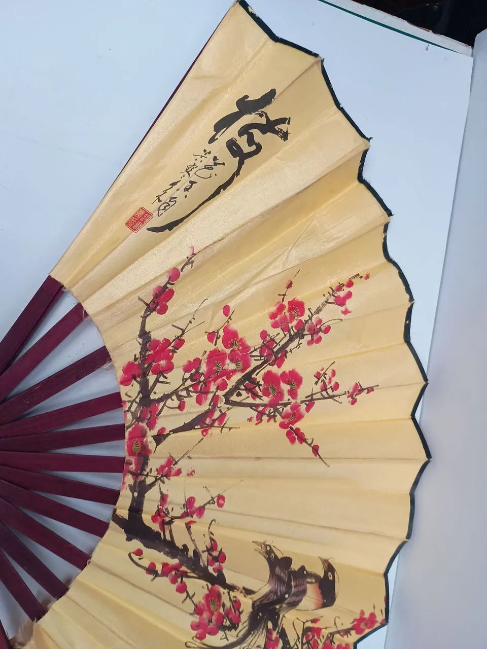 Leque de mão tecido estampado oriental aberto 53 cm x 33 cm - Foto 4