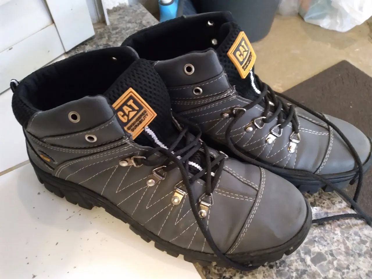 Bota Caterpillar Cinza