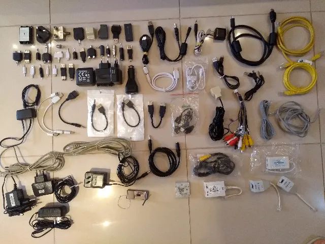 Cabos, Adaptadores, conexões diversas. Computadores, celulares. Todos os produtos estão di