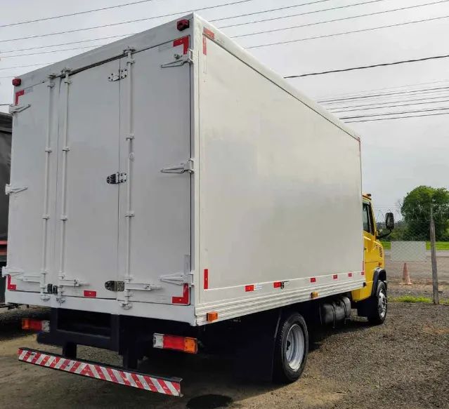 710  2011 Bau Refrigerado  - Foto 3