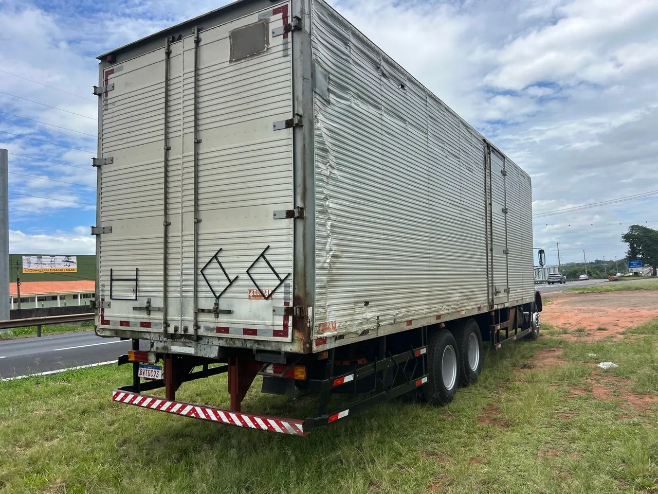 MERCEDES BENZ 1516 6X2 TRUCADO BAÚ 8.90 METROS 1976 / 1976  - Foto 9