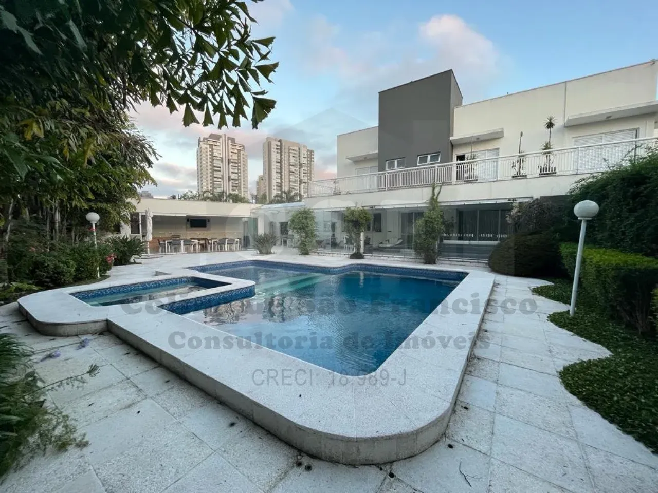 Imóvel de luxo no Jardim Lorian, Osasco-SP: Casa com 5 quartos, 4 suítes, 3 salas, 7 banhe