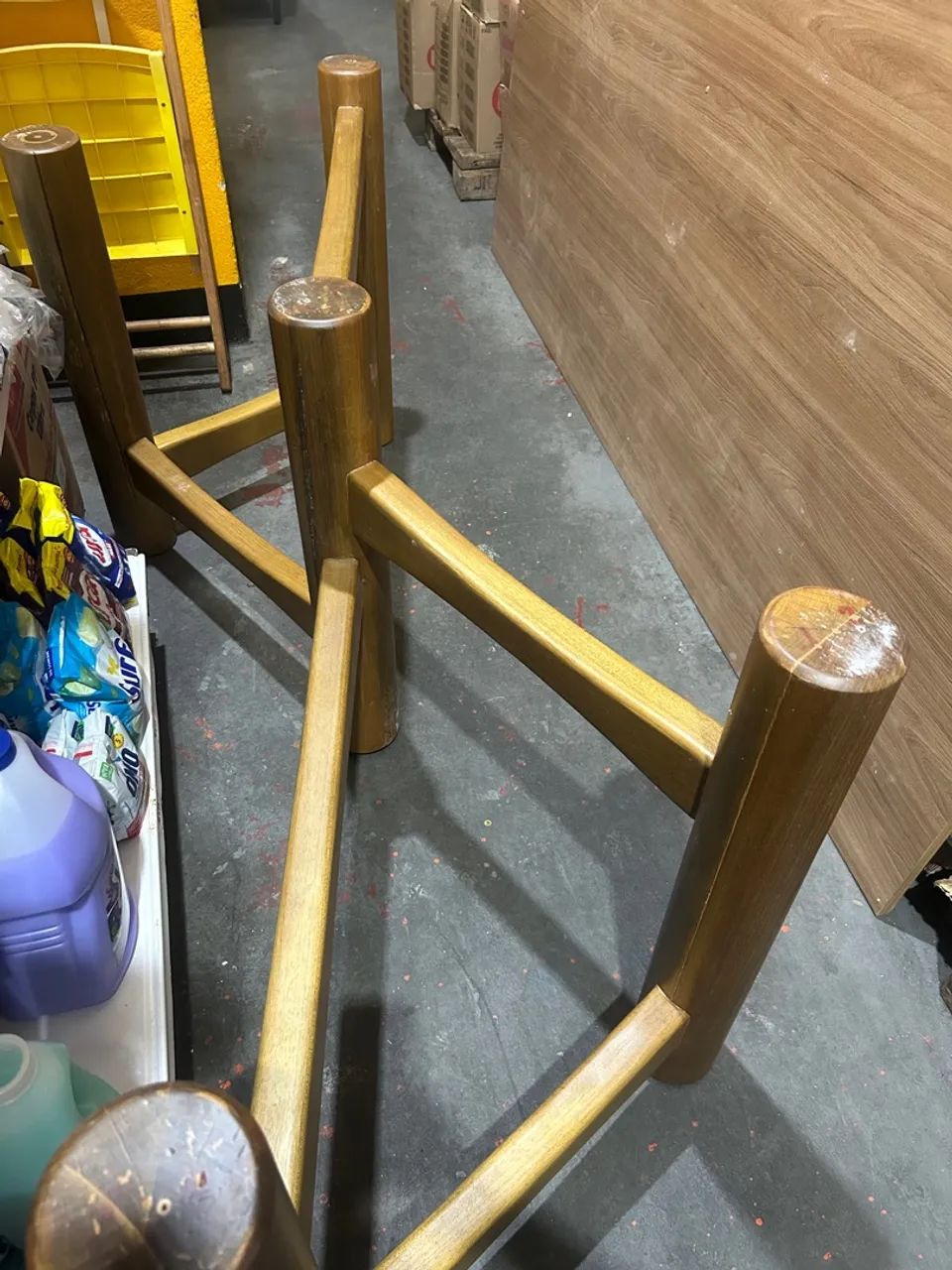 Mesa de madeira com design clássico - Foto 4