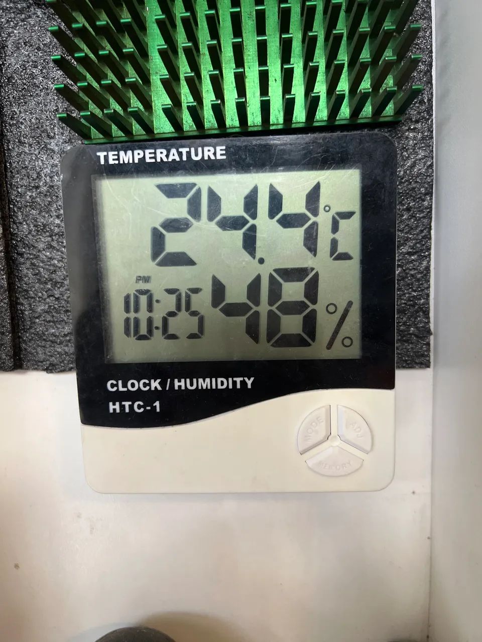 Medidor de umidade e relógio com temperatura 