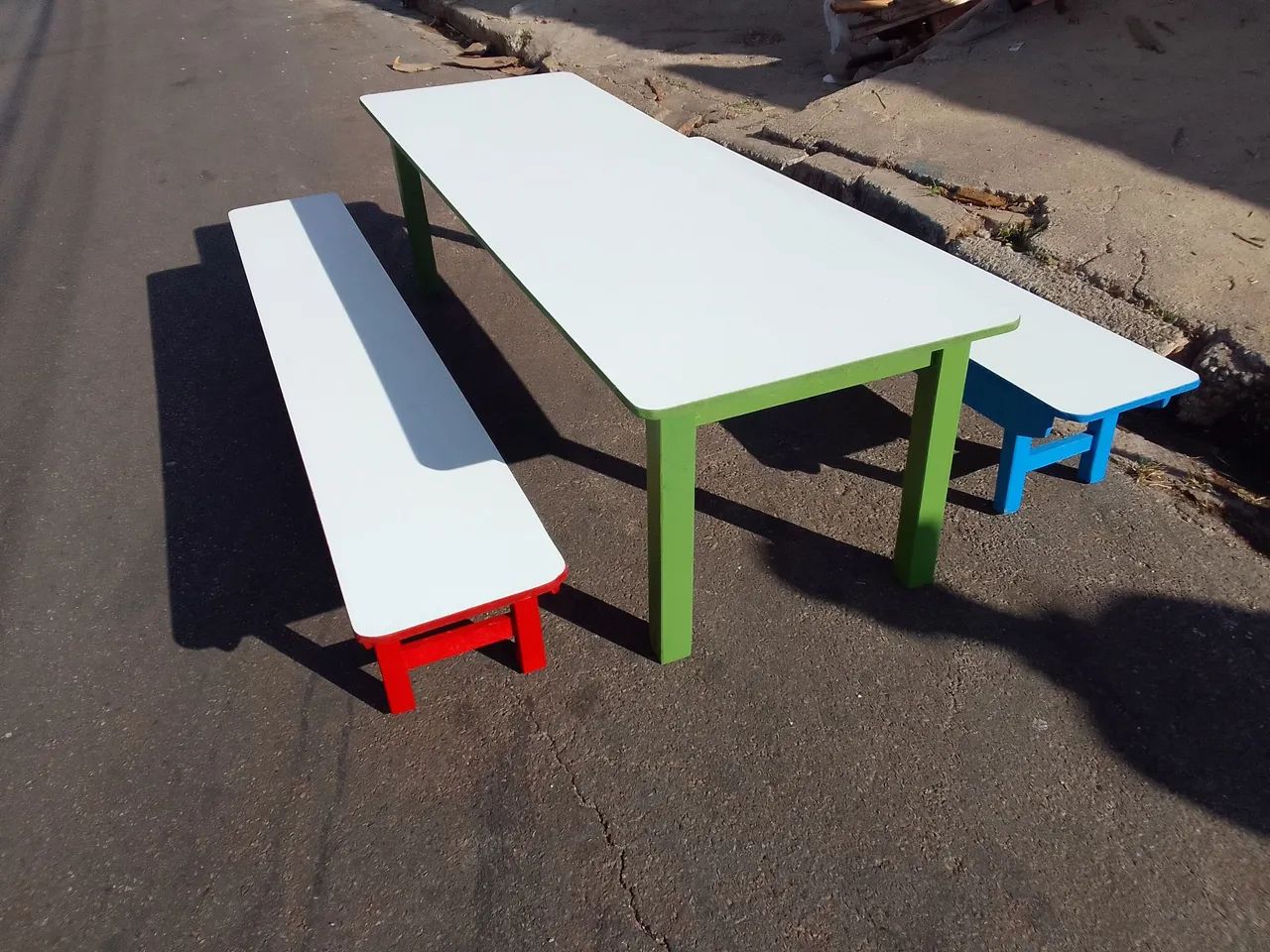 Conjunto de Mesa e Bancos infantil