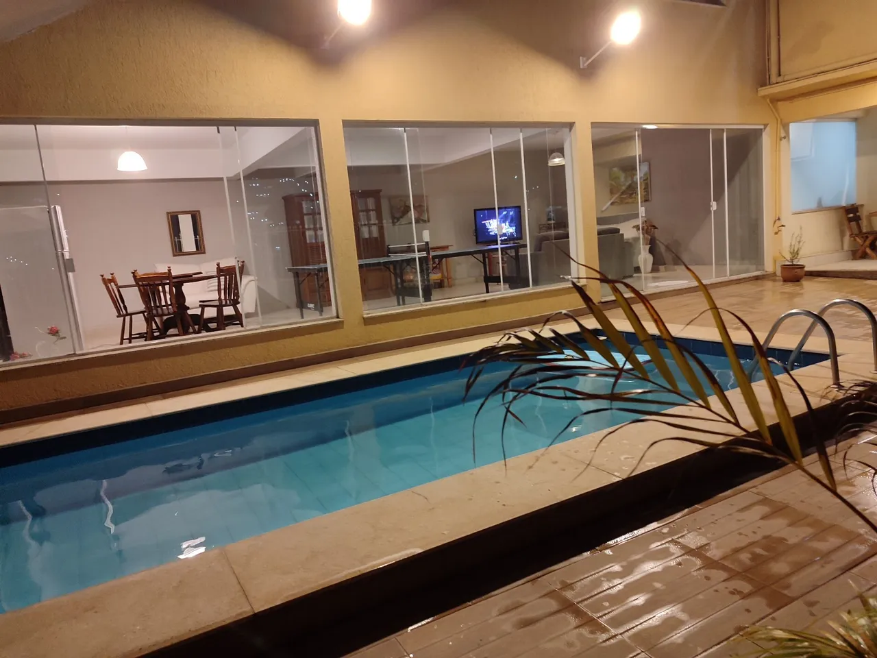 Linda casa linear no Bairu, com 5 quartos, sendo 2 suítes e um revertido para escritório.