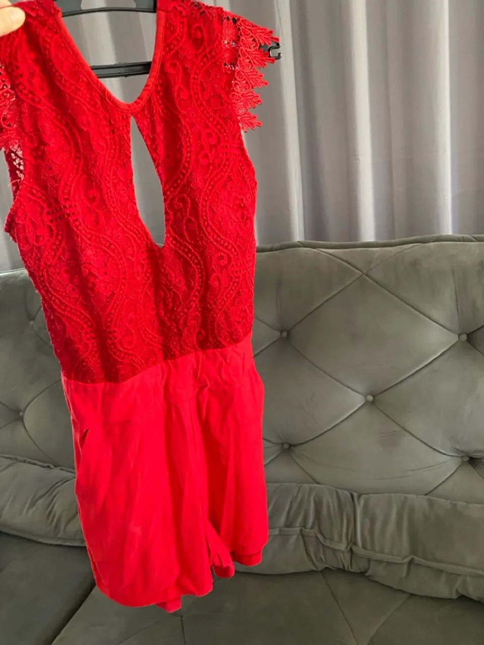 Macacão vermelho de renda