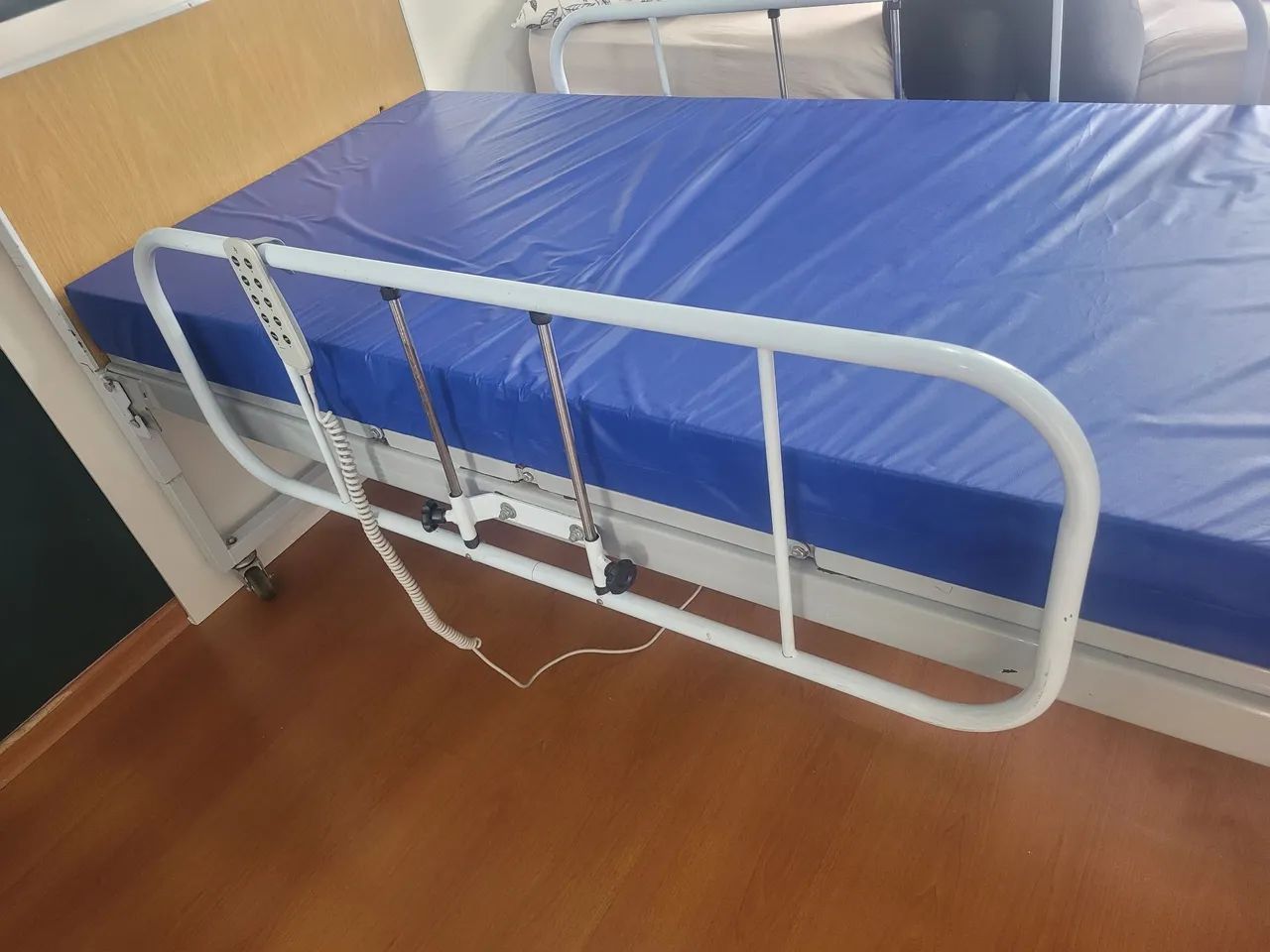 Cama Hospitalar Articulada com Grade de Proteção