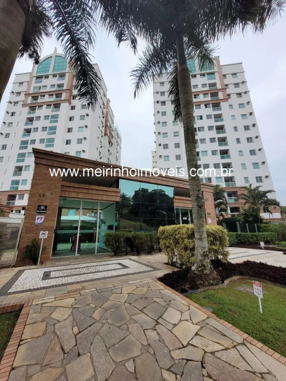 Apartamento para Locação no Edifício Garden Atiradores, Joinville - 2 Quartos, Sacada com