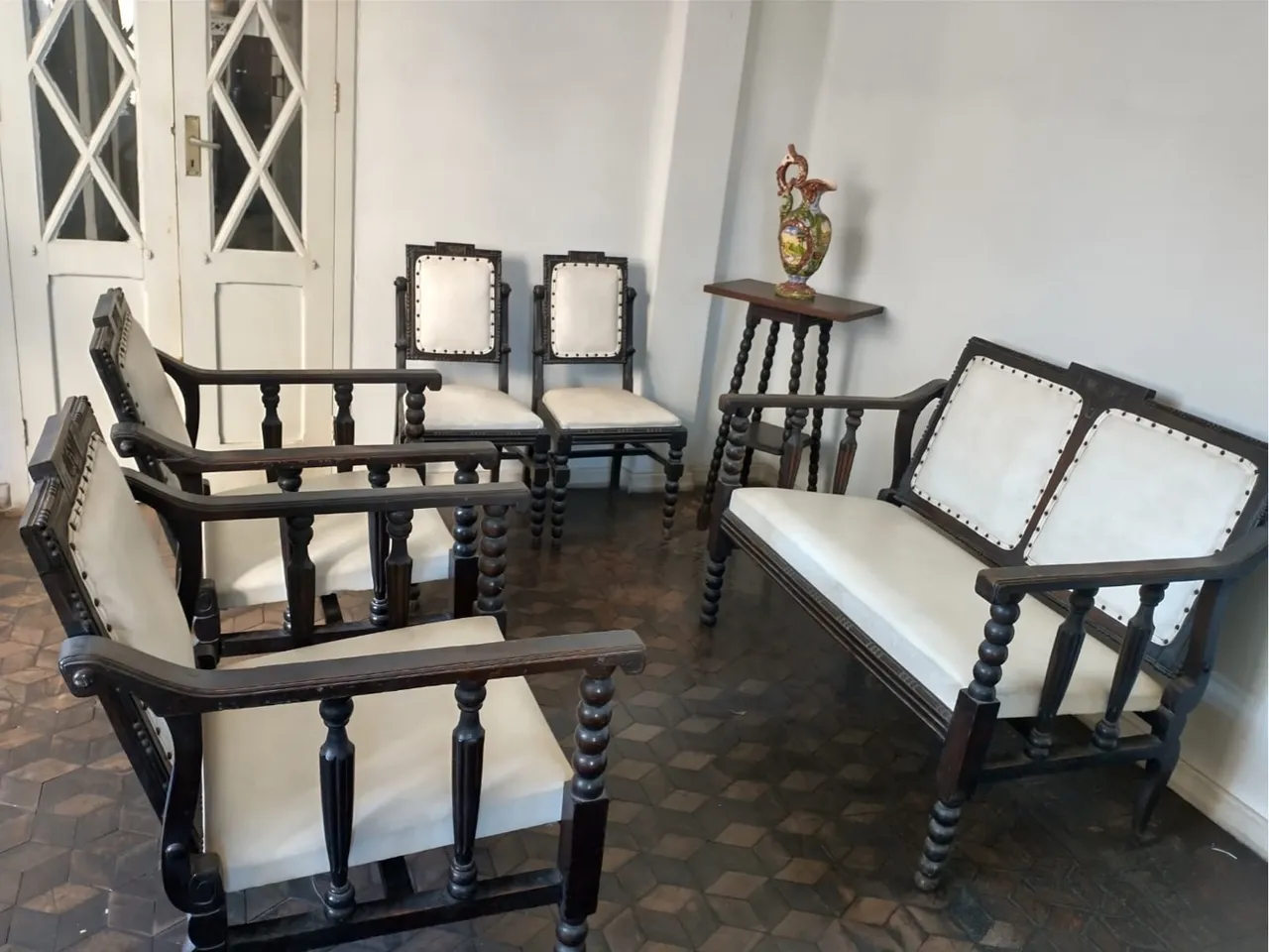 Conjunto de Sala Antigo Neocolonial em Madeira Maciça e Couro Branco - Peça Rara
