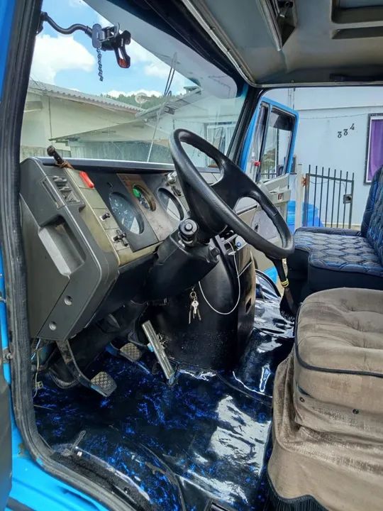 Mercedes bens 710 ano 2000 no bau filé calçada de pneus... - Foto 8