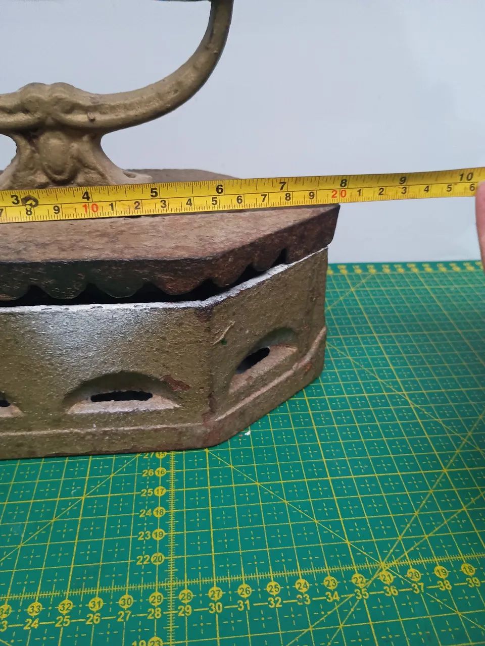 Antigo ferro a brasas, de passar roupas. altura 20x20x9,5 cm - Foto 5