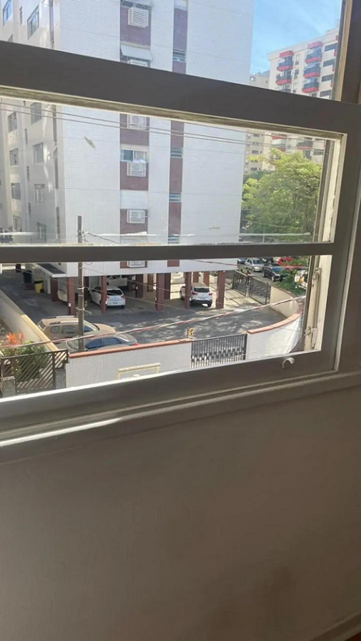 Sala living próximo à praia - Portaria e elevador - Ponta da Praia