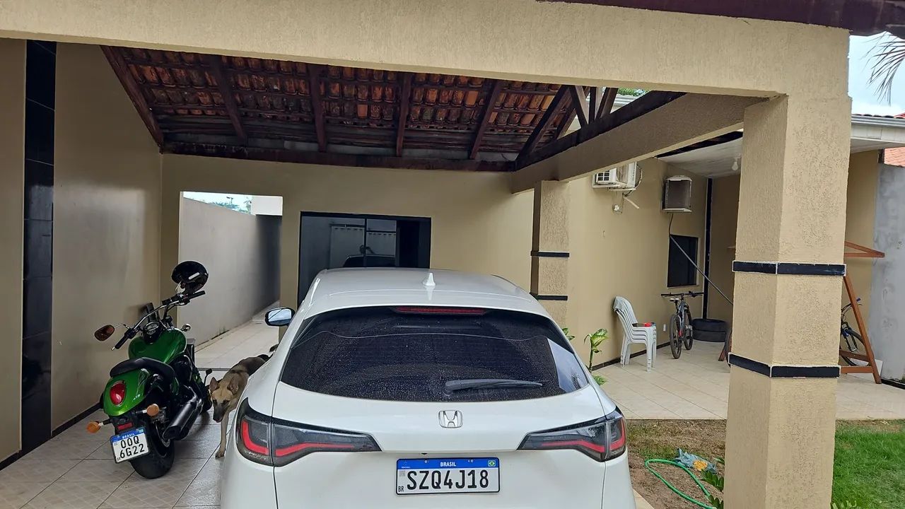 Casa com garagem coberta em área residencial nobre