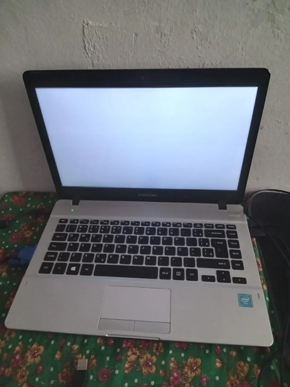 Notebook Samsung Intel - Memória 4GB / HD 500GB / Rede WI-FI / Windows 10 Pro
