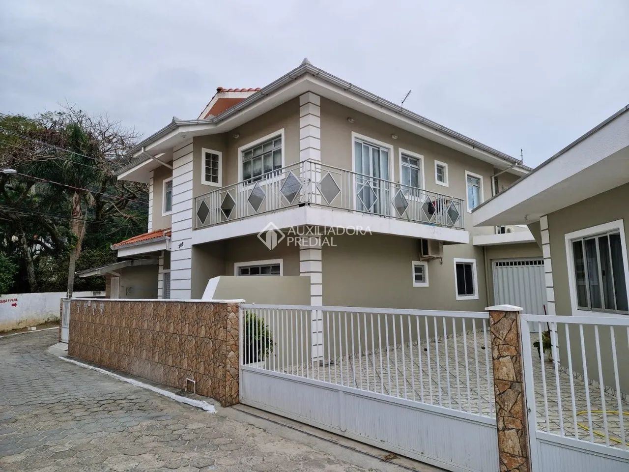 Apartamentos e casas em terreno com matrícula na praia do Pantano do sul
