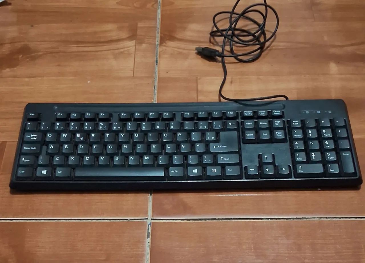 Teclado padrão com fio para computador. Obs: semi novo trocou por  de led .