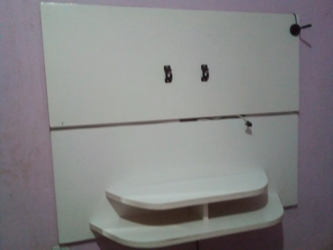 Painel de TV com prateleiras e suporte