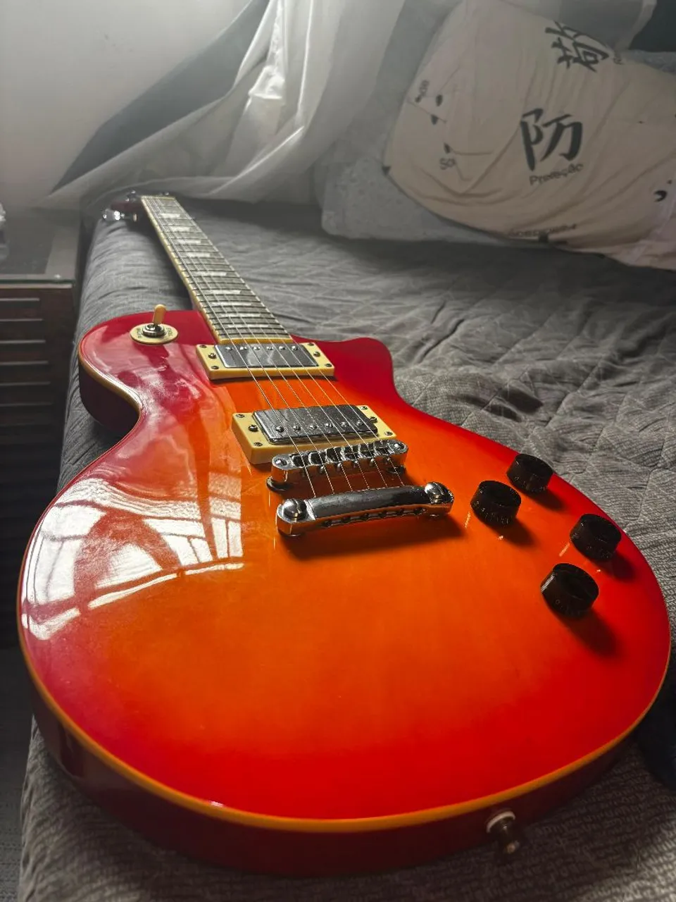 Guitarra Les Paul + Cubo amplificador meteoro 