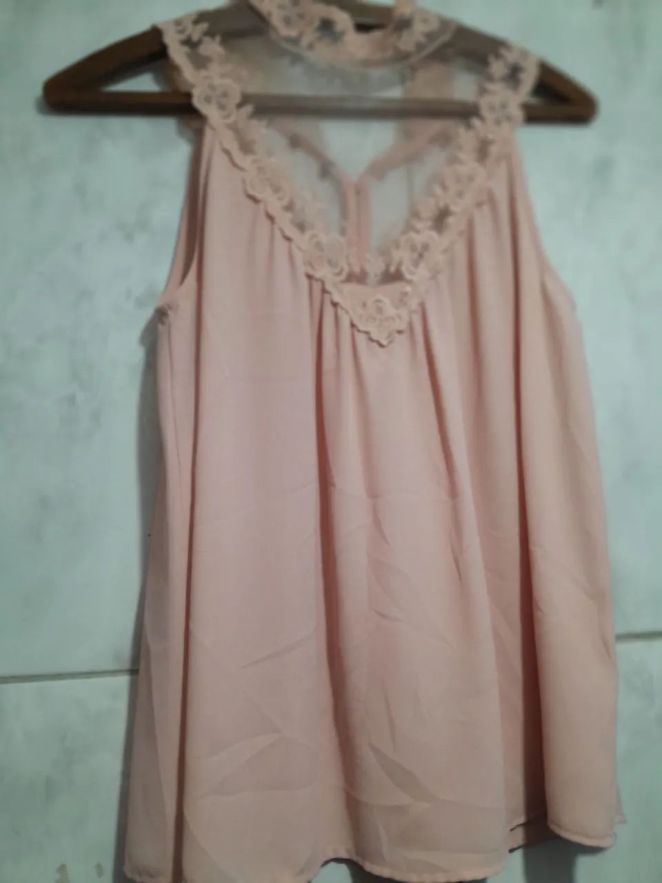 Blusa feminina rosa com detalhes em renda - Foto 3