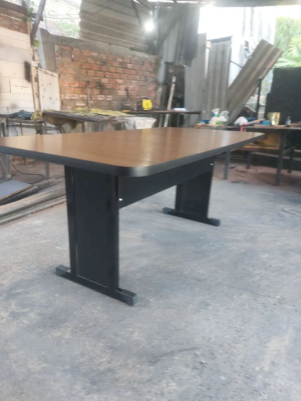 Mesa de madeira com estrutura de metal