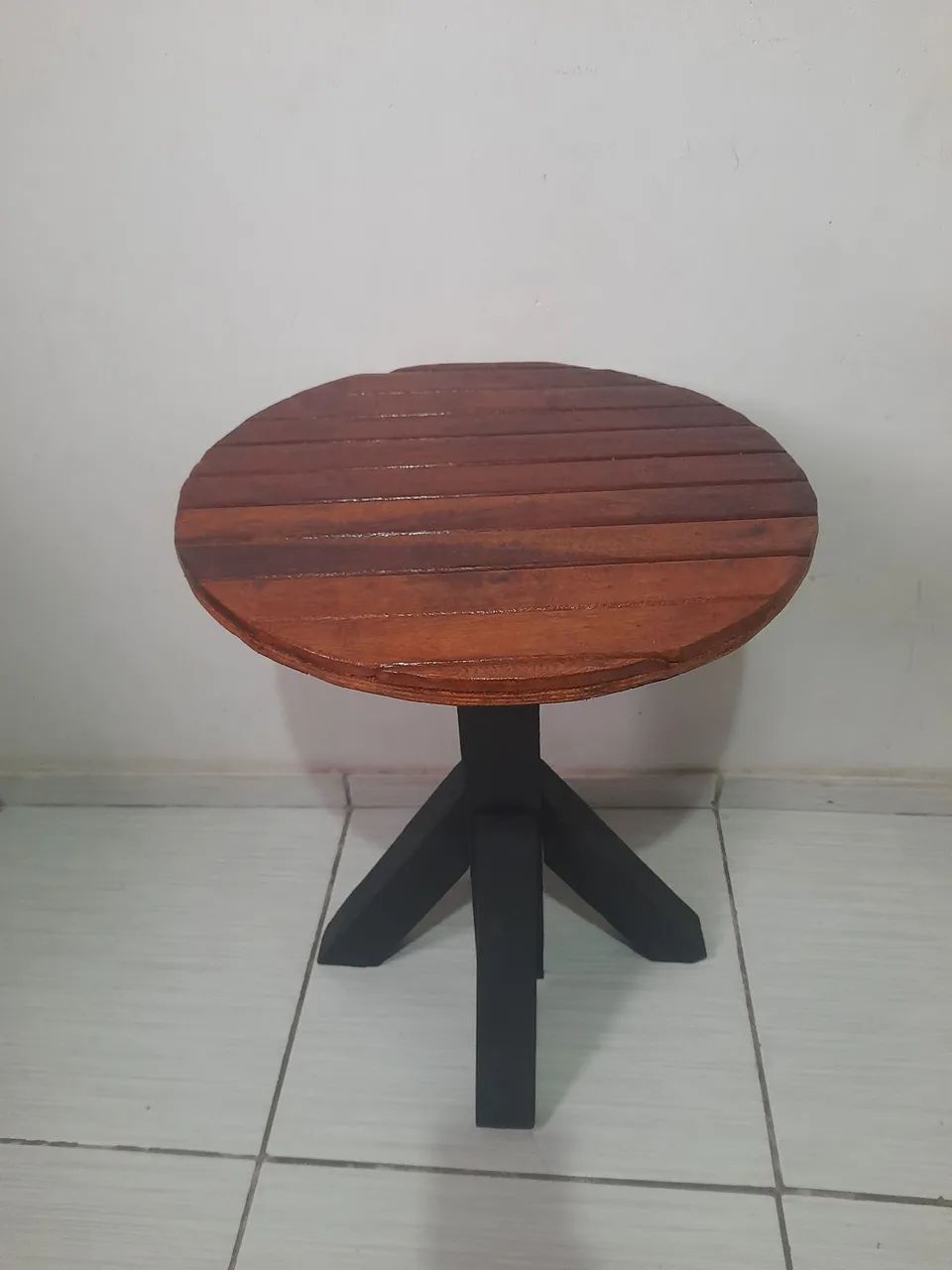 Mesinha de centro ou canto de madeira rústica. 