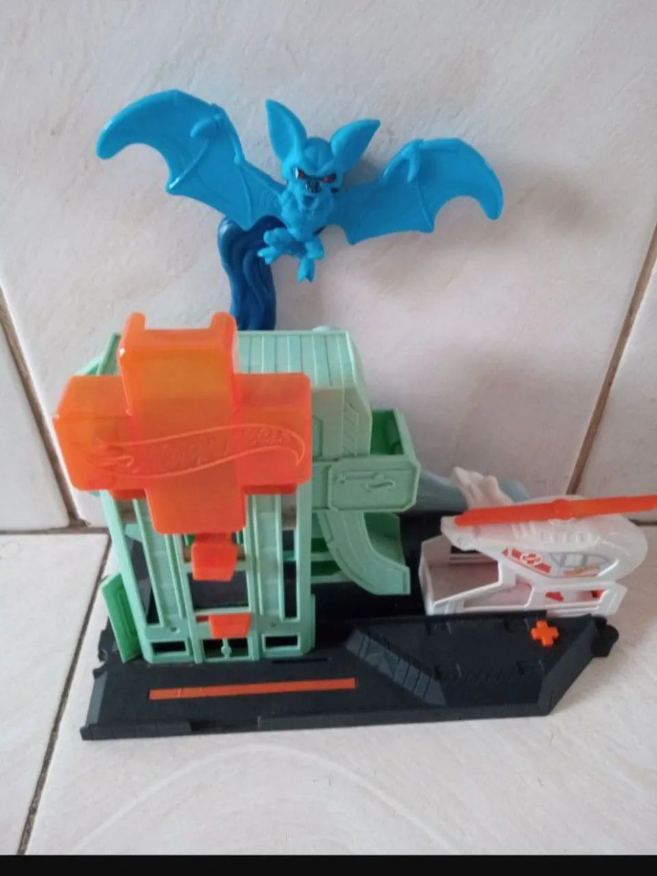 pista hot wheels ataque de morcego ao hospital Brinquedos e