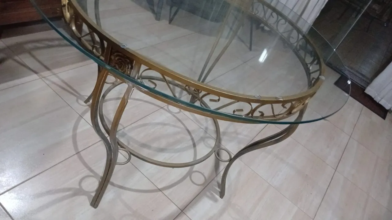 Linda mesa de centro oval com detalhes dourados