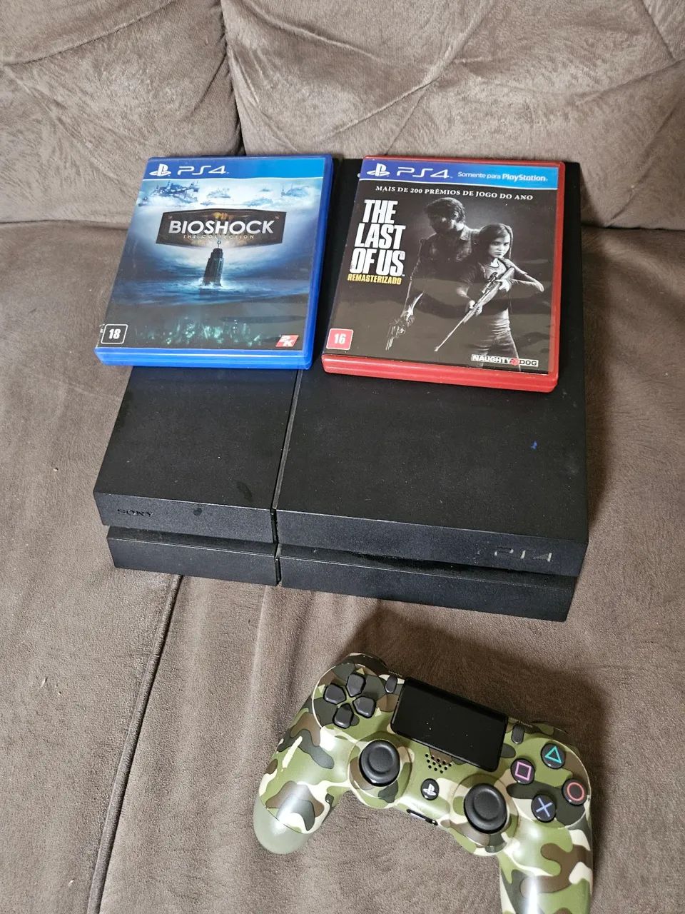 Playstation 4 (PS4 FAT) com dois jogos e dois controles - Foto 2