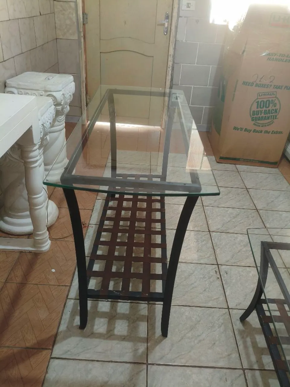 Mesa de Centro com Tampo de Vidro e Prateleira Inferior