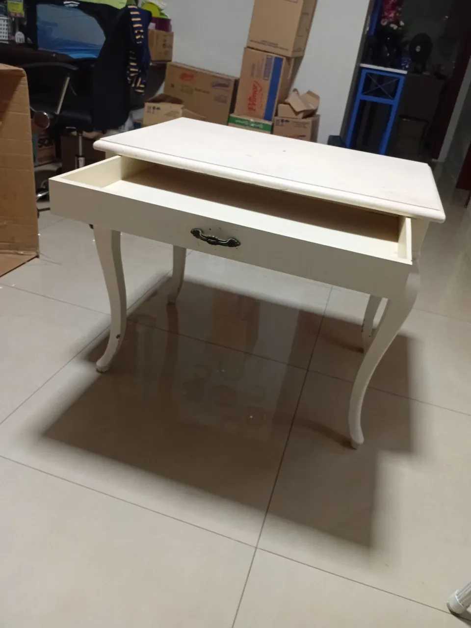 Mesa lateral branca com gaveta