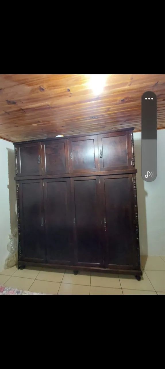Guarda roupa de madeira