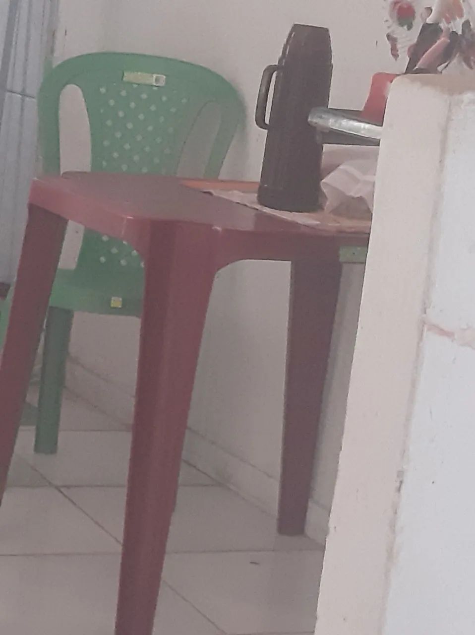 Três cadeiras e uma mesa