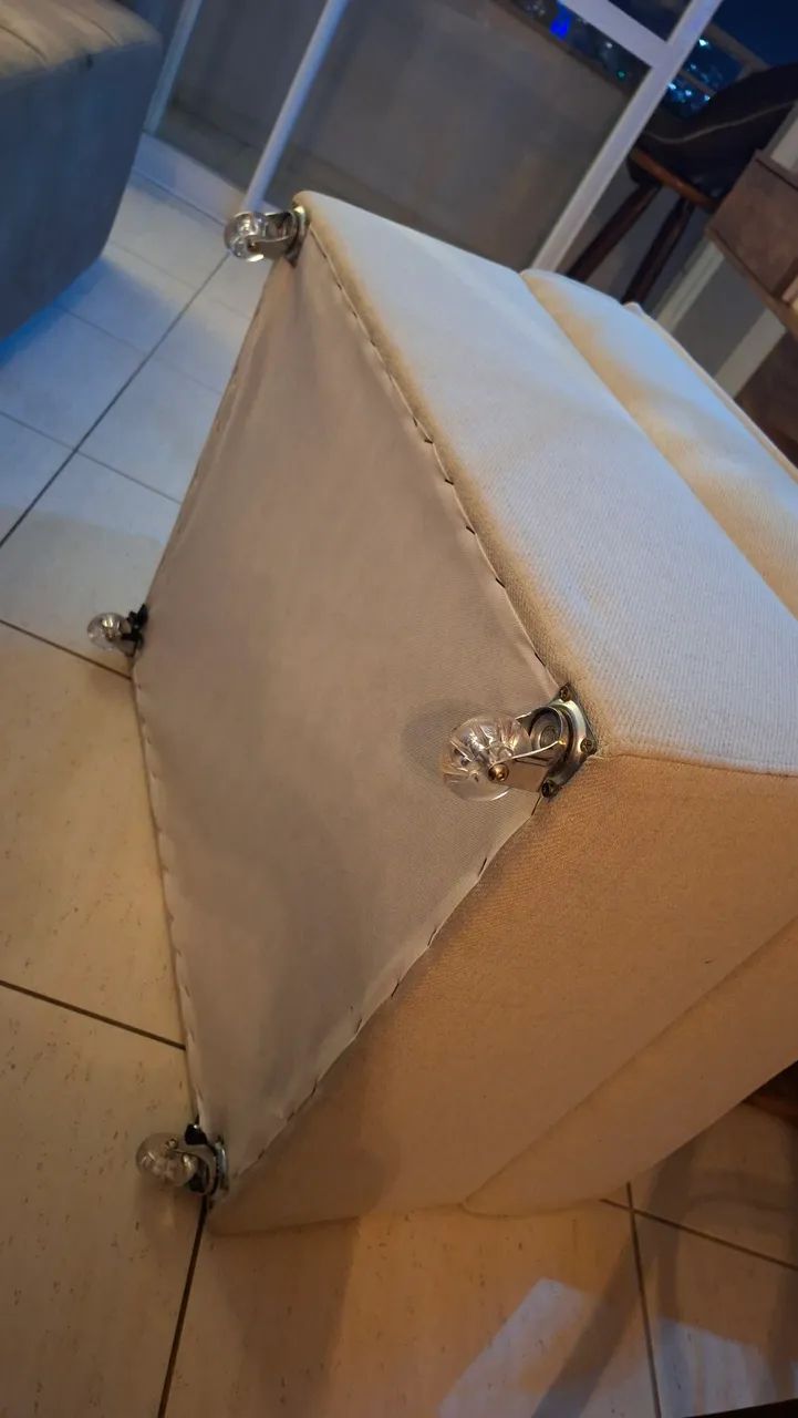 Vendo pufe grande com rodinhas - Foto 3