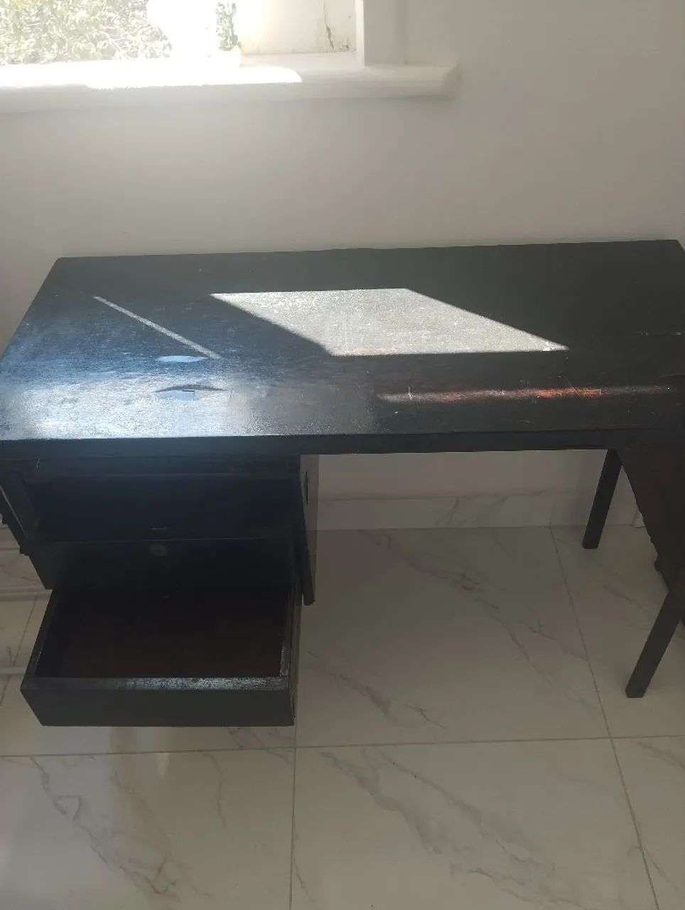 Mesa de madeira com gavetas - Foto 2