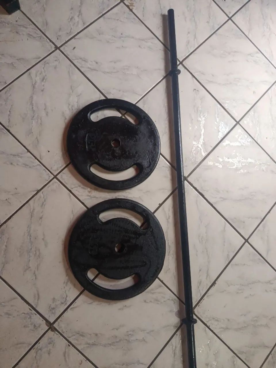 Duas anilhas de 15 kilos e uma barra  - Foto 2