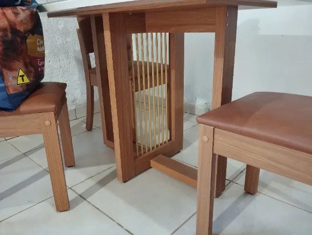 Mesa de baixo do vidro tem uma madeira branca.  - Foto 3