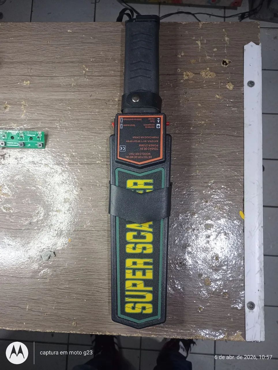 Detector de metal de mão.