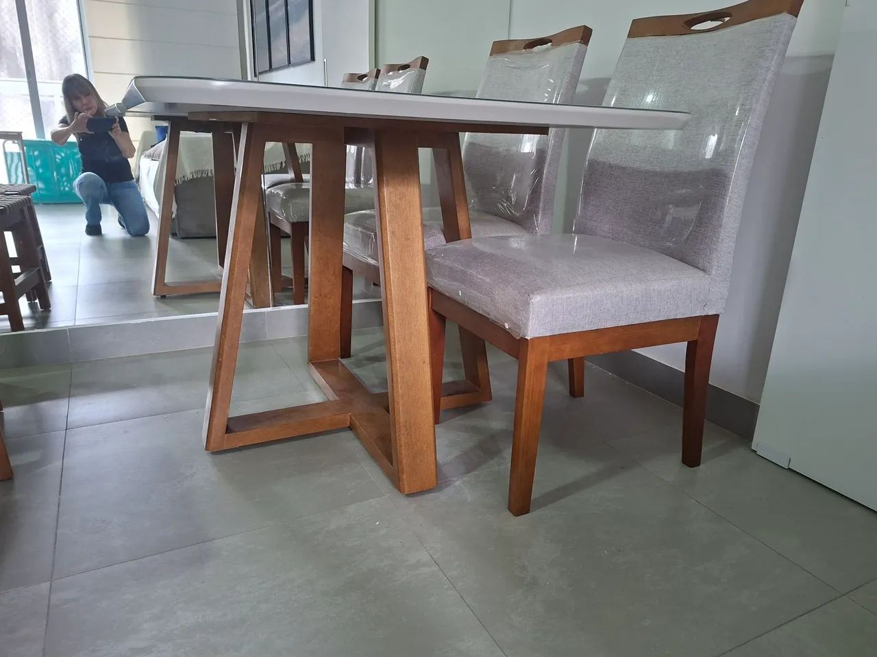 Mesa com 2 cadeiras e 2 bancos - Foto 3