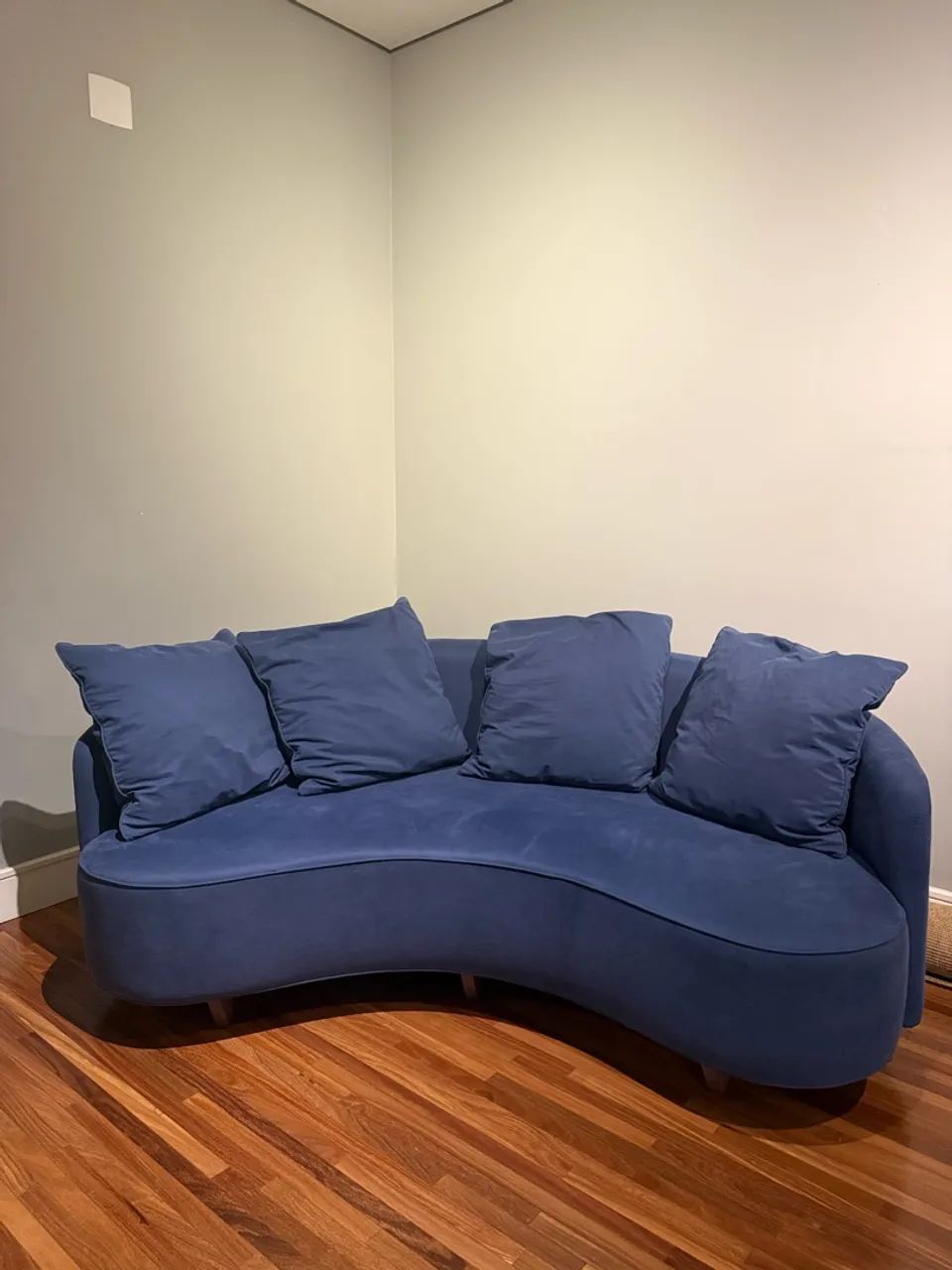 Sofá Líder curvo azul - design orgânico + almofadas