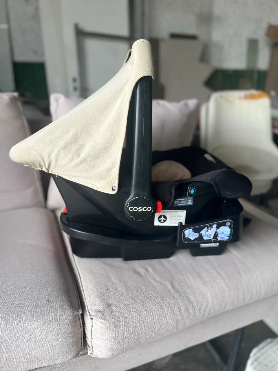 Carrinho de bebê cosco com bebê conforto e base para veículo.  - Foto 3