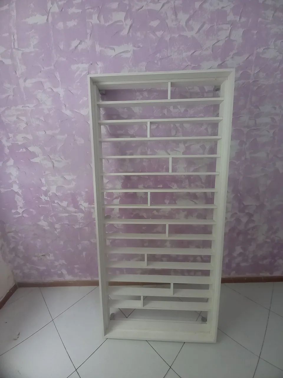 Cama  com rodinhas deslizantes .